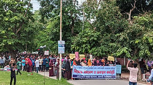 কোটার বিরোধিতা: রাজশাহী বিশ্ববিদ্যালয়ের শিক্ষার্থীদের রেলপথ অবরোধ