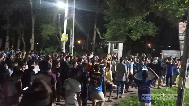 ঢাকা-রাজশাহী মহাসড়ক দেড় ঘণ্টা অবরোধ রাবি শিক্ষার্থীদের