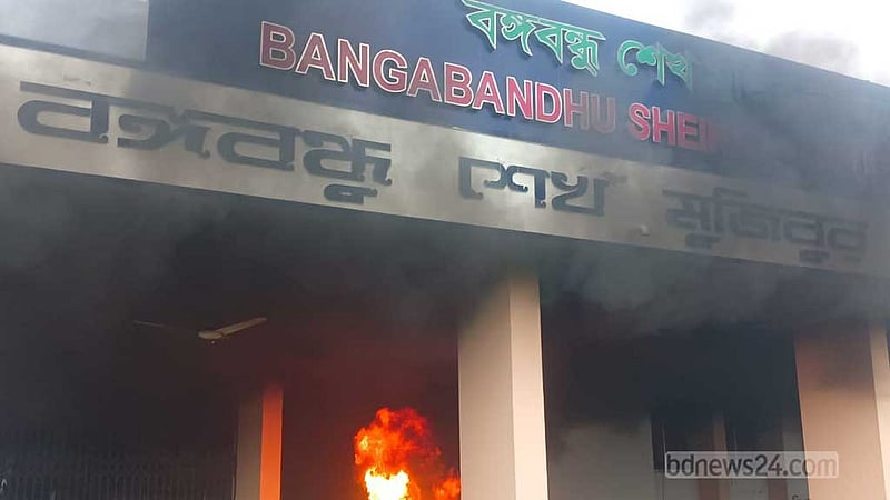 রাবির হলে ছাত্রলীগের কক্ষে ভাঙচুর, অগ্নিসংযোগের পর থমথমে ক্যাম্পাস