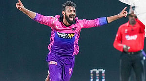১২ বলে ৭ রানে পড়ল ৬ উইকেট, শাদাবের হ্যাটট্রিক