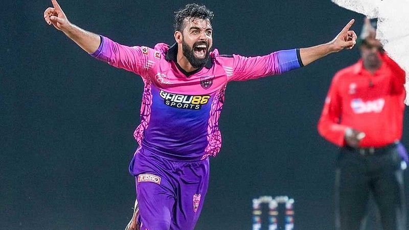 ১২ বলে ৭ রানে পড়ল ৬ উইকেট, শাদাবের হ্যাটট্রিক