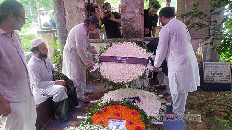 বাবার কবরে চিরনিদ্রায় শাফিন আহমেদ