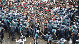 কোটা: একদিকে পুলিশ, অন্যদিকে ছাত্রলীগ, মাঝে আন্দোলনকারীরা