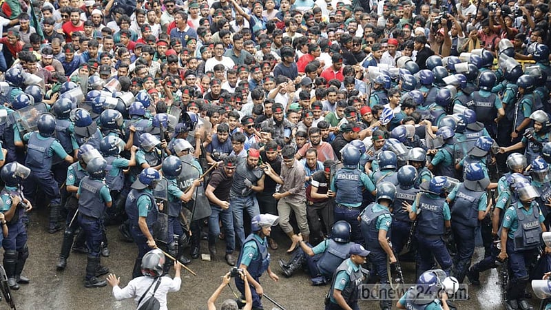 কোটা: একদিকে পুলিশ, অন্যদিকে ছাত্রলীগ, মাঝে আন্দোলনকারীরা