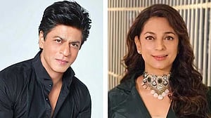 শাহরুখকে প্রথম দেখে যে কারণে ভ্রু কুঁচকেছিলেন জুহি