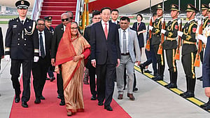বেইজিংয়ে প্রধানমন্ত্রীকে লাল গালিচা সংবর্ধনা