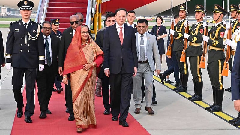 বেইজিংয়ে প্রধানমন্ত্রীকে লাল গালিচা সংবর্ধনা