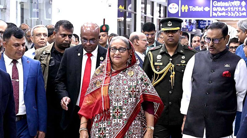 চীন থেকে দেশে ফিরলেন প্রধানমন্ত্রী