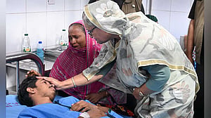 সংঘাত: কুর্মিটোলা হাসপাতালে আহতদের পাশে প্রধানমন্ত্রী