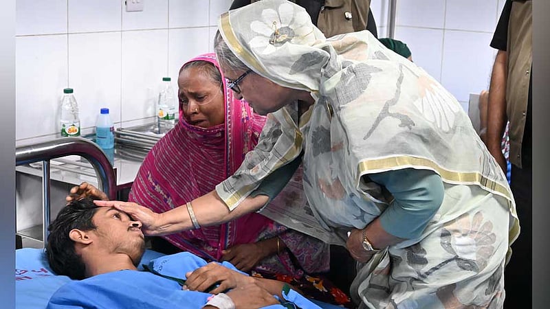 সংঘাত: কুর্মিটোলা হাসপাতালে আহতদের পাশে প্রধানমন্ত্রী