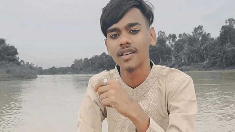 ‘বাবা, তোমার মনের আশা পূরণ করতে পারলাম না, মাফ করে দিও’