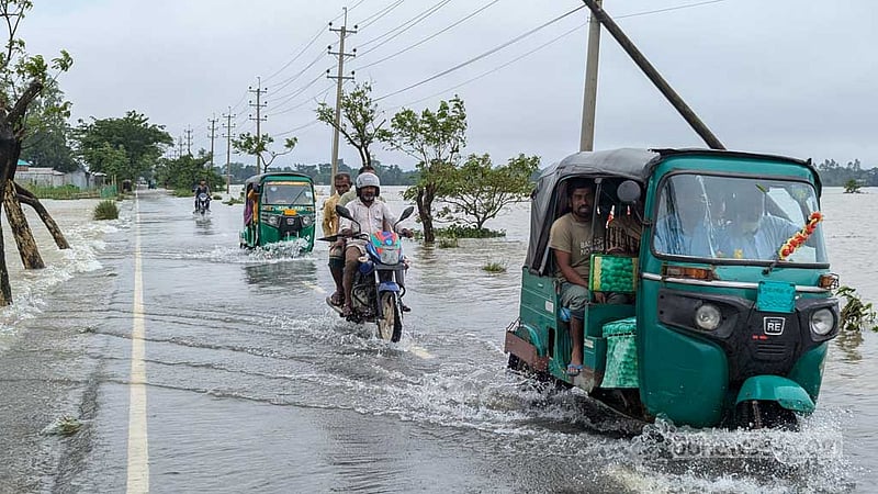 ‘পানির উপর পানি, কষ্ট বাড়তাছে, ক্ষতি হইতাছে’