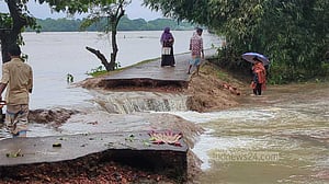 বন্যার প্রভাব: প্রাথমিকে শিক্ষক এলেও শিক্ষার্থী নেই