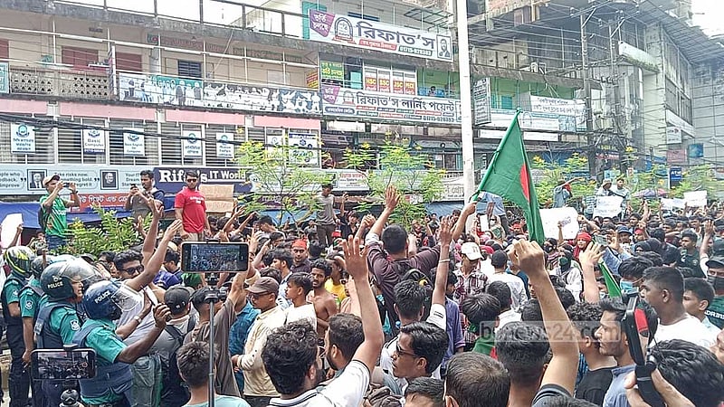 সিলেটে বিক্ষোভ মিছিলে পুলিশের টিয়ারশেল