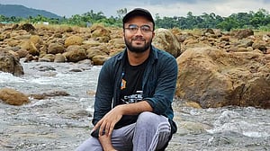 নিস্তব্ধ রুদ্রদের বাড়ি, নির্বাক বাবা-মা