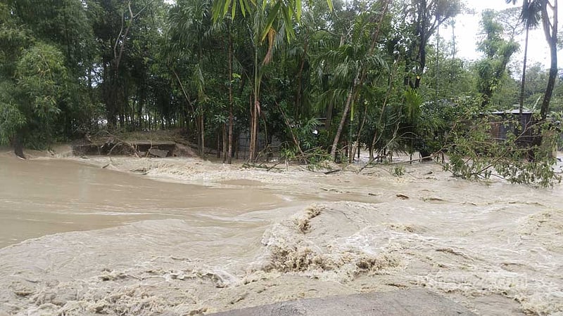 কুশিয়ারার বাঁধ ভেঙে লোকালয়ে ঢুকছে পানি, দুর্ভোগ চরমে