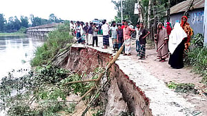 টাঙ্গাইলে সেতুর সংযোগ সড়ক ধসে পাঁচ ইউনিয়নের যোগাযোগ বিচ্ছিন্ন