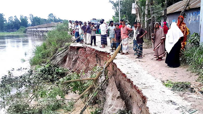 টাঙ্গাইলে সেতুর সংযোগ সড়ক ধসে পাঁচ ইউনিয়নের যোগাযোগ বিচ্ছিন্ন