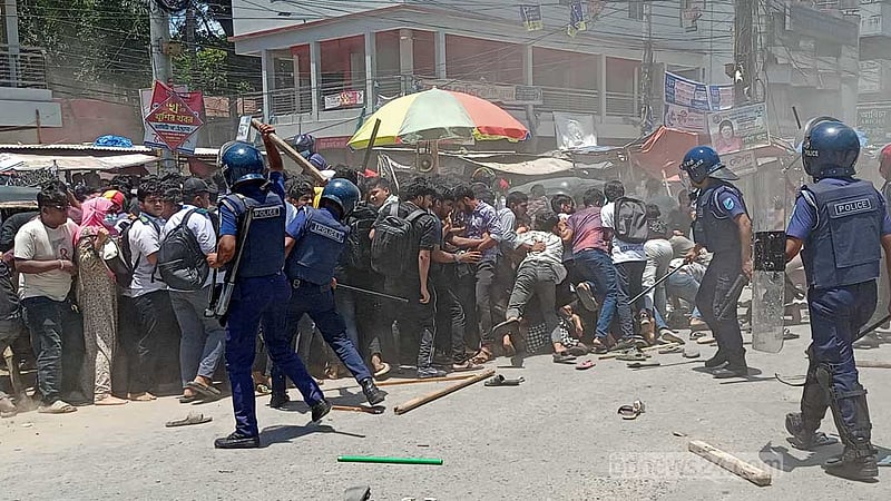 টাঙ্গাইলে পুলিশের রাবার বুলেট, কাঁদুনে গ্যাসে আহত অর্ধশত শিক্ষার্থী
