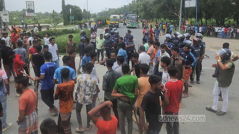 শিক্ষার্থীদের অবরোধে বঙ্গবন্ধু সেতুতে যান চলাচল বন্ধ, ১০ কিলোমিটার জট