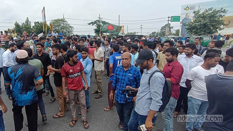 ঢাকা-টাঙ্গাইল মহাসড়কে শিক্ষার্থীদের বিক্ষোভ, যানজটে ভোগান্তি