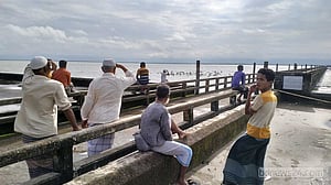 মিয়ানমারের রাখাইনে যুদ্ধ বিমানের হামলা, বিকট শব্দে কাঁপছে টেকনাফ