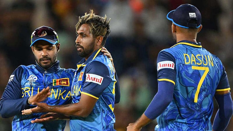 আঙুল ভেঙে ছিটকে গেলেন থুসারা