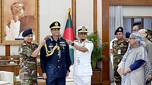 এয়ার মার্শালের র‌্যাংক ব্যাজ পরলেন বিমানবাহিনী প্রধান