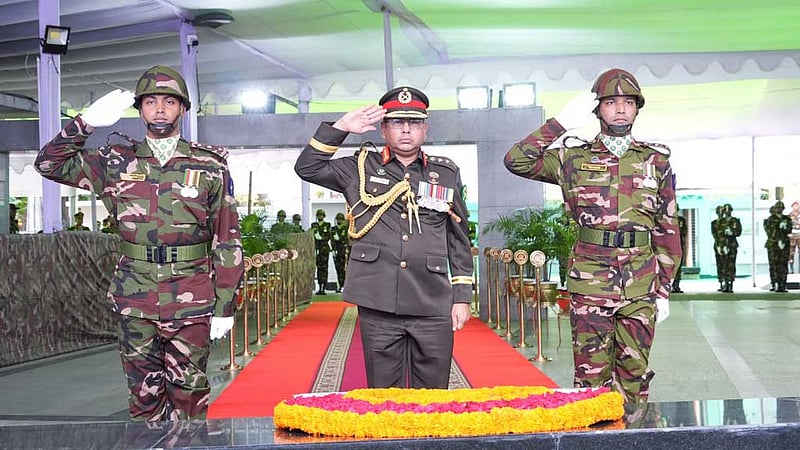 বঙ্গবন্ধুর প্রতিকৃতিতে নতুন সেনাপ্রধানের শ্রদ্ধা
