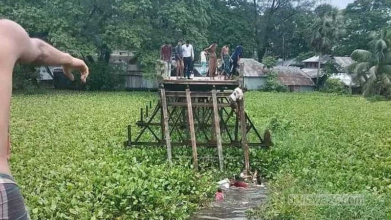 বরগুনায় সেতু ভেঙে ২ গাড়ি খালে, নিহত ৯