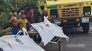 ভ্যানে ট্রাকের চাপা, চালক ও মাছ বিক্রেতা নিহত