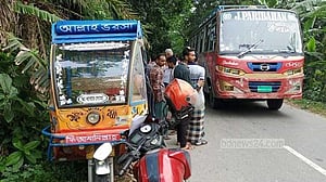 বরিশালের সড়কে প্রাণ গেল বৃদ্ধ ও স্কুল ছাত্রের