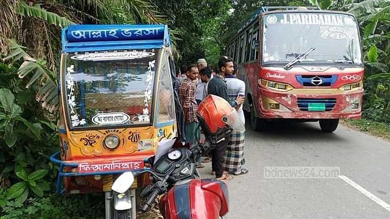 বরিশালের সড়কে প্রাণ গেল বৃদ্ধ ও স্কুল ছাত্রের