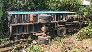 বেনাপোলে দুজনকে চাপা দিয়ে খাদে ট্রাক