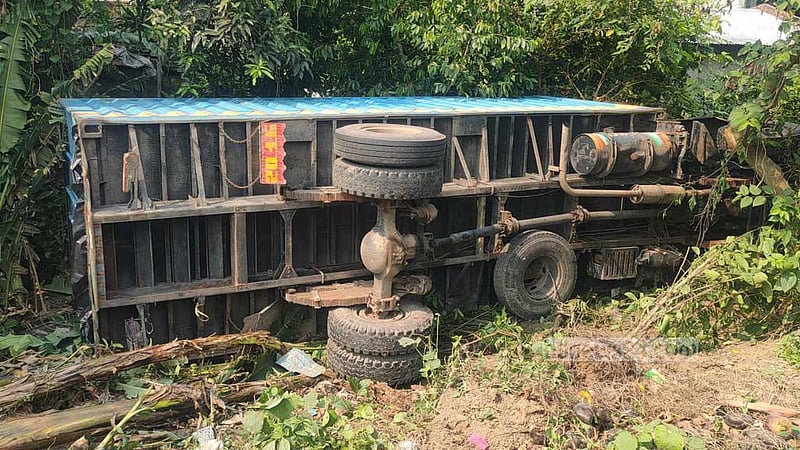 বেনাপোলে দুজনকে চাপা দিয়ে খাদে ট্রাক