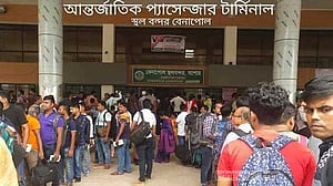 ঈদের ছুটিতে বেনাপোল দিয়ে যাত্রী পারাপারের হিড়িক