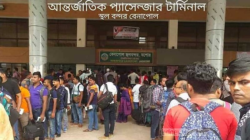 ঈদের ছুটিতে বেনাপোল দিয়ে যাত্রী পারাপারের হিড়িক
