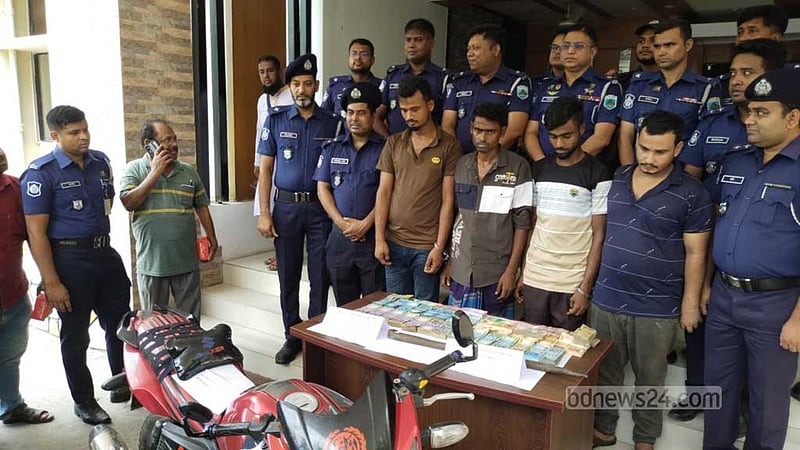 বগুড়ায় আইএফআইসি ব্যাংকে চুরি: ঢাকা থেকে গ্রেপ্তার ৪, টাকা উদ্ধার