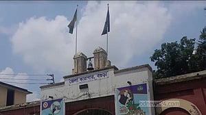 বগুড়ায় ফাঁসির আসামির পলায়ন: ডেপুটি জেলারসহ বরখাস্ত ৫