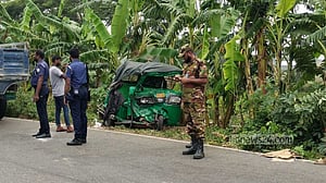 বরিশালে অটোরিকশায় পিকআপ ভ্যানের ধাক্কা, নিহত ২