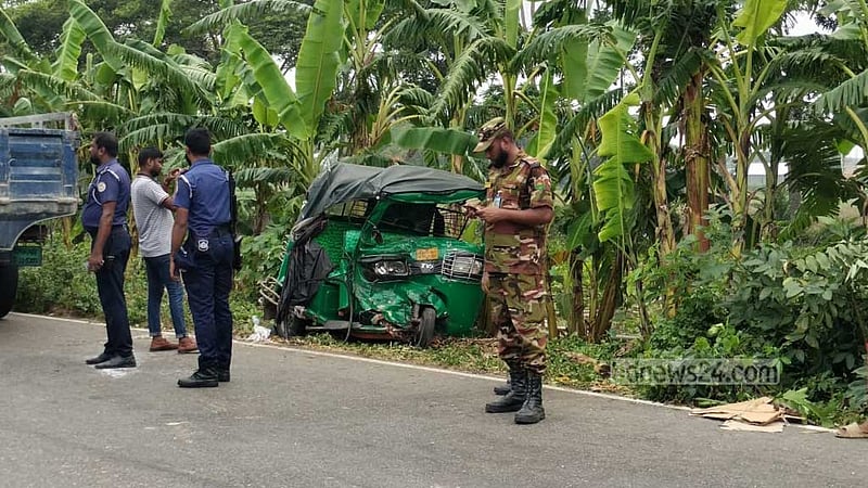 বরিশালে অটোরিকশায় পিকআপ ভ্যানের ধাক্কা, নিহত ২