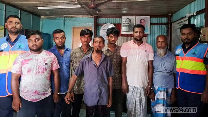 চাঁদপুরে লঞ্চঘাটে যাত্রীদের ব্যাগ ধরে টানাটানি, আটক ৭