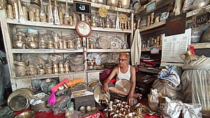 কেন মরে যাচ্ছে চাঁপাইনবাবগঞ্জের কাঁসা শিল্প?