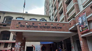 এজলাসে ঢোকার আগে বারান্দায় আসামির মৃত্যু