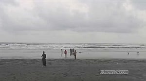 টেকনাফের সৈকত ও নদী থেকে অর্ধগলিত ২ লাশ উদ্ধার