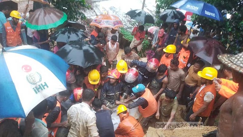 কক্সবাজারে রোহিঙ্গা ক্যাম্পে পাহাড় ধসে ১০ মৃত্যু