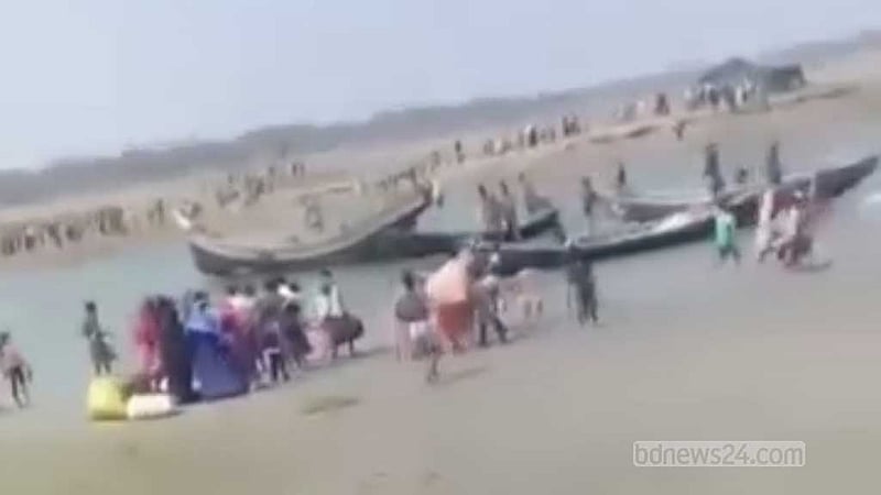 নাফ নদীর ওপারে ভাসছে রোহিঙ্গা বোঝাই নৌকা