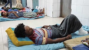 কক্সবাজার হাসপাতালে চিকিৎসাধীন রোহিঙ্গা যুবক গুলিবিদ্ধ হলেন কোথায়?