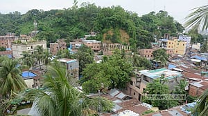 পাহাড়ের অবৈধ বাসিন্দারা সেবা সংযোগ পান কীভাবে, প্রশ্ন বিভাগীয় কমিশনারের