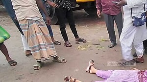 স্বামীর বাইক থেকে পড়ে ট্রাক চাপায় প্রাণ গেল নারীর